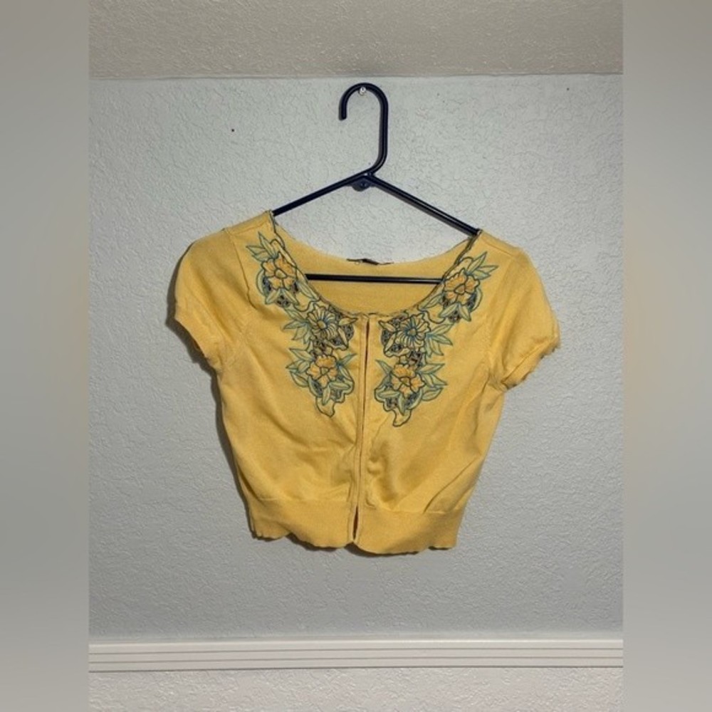 Forever 21 vintage crop sweater with blue flowers